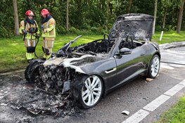 Dure sportwagen uitgebrand langs A1 in Naarden