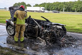 Dure sportwagen uitgebrand langs A1 in Naarden