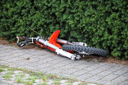 Minderjarige jongen valt met crossmotor en raakt zwaargewond