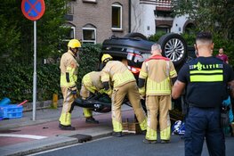 Auto crasht op boomstronk en kantelt