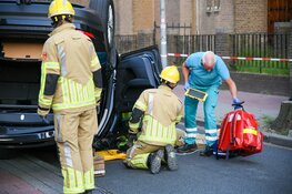 Auto crasht op boomstronk en kantelt