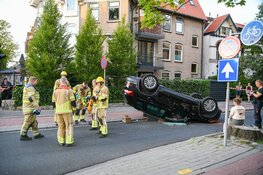 Auto crasht op boomstronk en kantelt