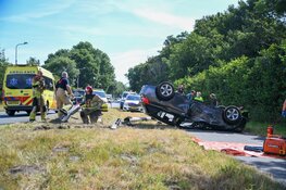 Auto over de kop op N201 bij Hilversum