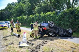 Auto over de kop op N201 bij Hilversum