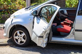 Openslaande autodeur zorgt voor ongeluk in Naarden
