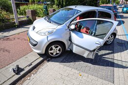 Openslaande autodeur zorgt voor ongeluk in Naarden
