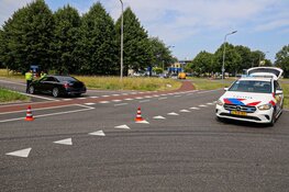 Wielrenner aangereden door taxi in Naarden