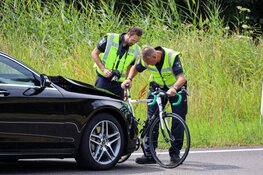 Wielrenner aangereden door taxi in Naarden