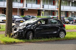 Auto tegen boom gereden in Blaricum