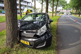Auto tegen boom gereden in Blaricum