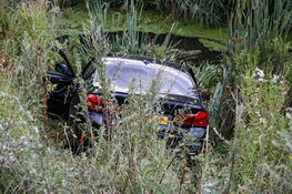 Auto belandt in sloot bij Muiden