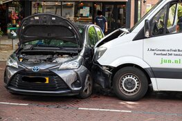 Ongeval in Laren-centrum tussen auto en bestelbus