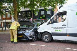 Ongeval in Laren-centrum tussen auto en bestelbus