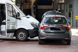 Ongeval in Laren-centrum tussen auto en bestelbus