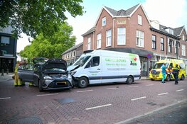 Ongeval in Laren-centrum tussen auto en bestelbus