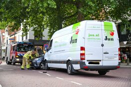 Ongeval in Laren-centrum tussen auto en bestelbus