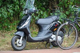 Snorfietsster gewond in Huizen