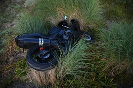 Duo op motor onderuit in Hilversum