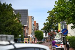 Straat in centrum Bussum afgesloten geweest vanwege verwarde jonge man op dak
