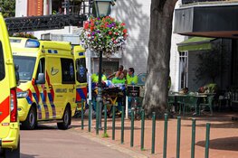 Straat in centrum Bussum afgesloten geweest vanwege verwarde jonge man op dak