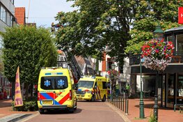 Straat in centrum Bussum afgesloten geweest vanwege verwarde jonge man op dak