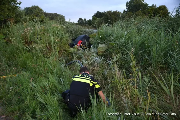 Auto belandt in het riet in Nederhorst den Berg