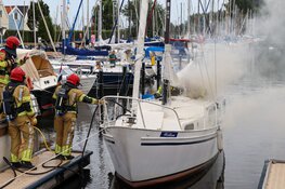 Brand op boot in jachthaven Huizen