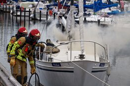 Brand op boot in jachthaven Huizen