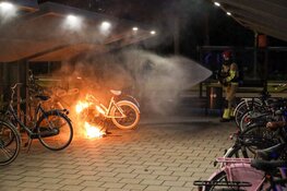 Fiets in brand bij busstation Huizen