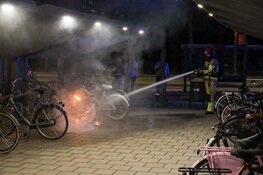 Fiets in brand bij busstation Huizen