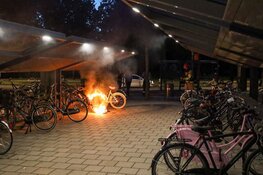 Fiets in brand bij busstation Huizen