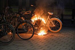 Fiets in brand bij busstation Huizen