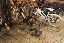 Fiets in brand bij busstation Huizen