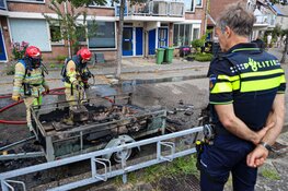 Aanhanger in brand in Huizen