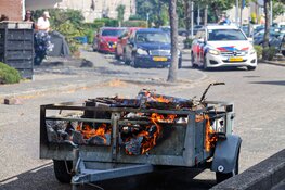 Aanhanger in brand in Huizen