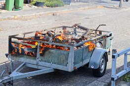 Aanhanger in brand in Huizen