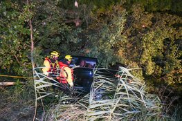 Auto te water bij sluis Kortenhoef, slachtoffer met spoed naar ziekenhuis