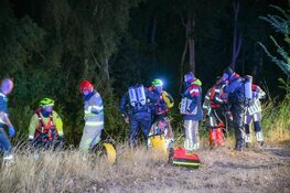 Auto te water bij sluis Kortenhoef, slachtoffer met spoed naar ziekenhuis