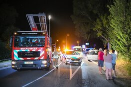 Auto te water bij sluis Kortenhoef, slachtoffer met spoed naar ziekenhuis