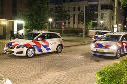 Flinke politiemacht op de been bij woning in Huizen, vrouw aangehouden