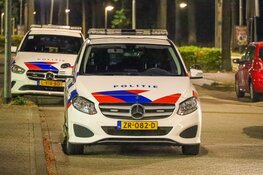 Flinke politiemacht op de been bij woning in Huizen, vrouw aangehouden