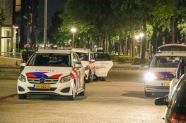 Flinke politiemacht op de been bij woning in Huizen, vrouw aangehouden