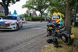 Motorrijder verliest macht over het stuur in Huizen