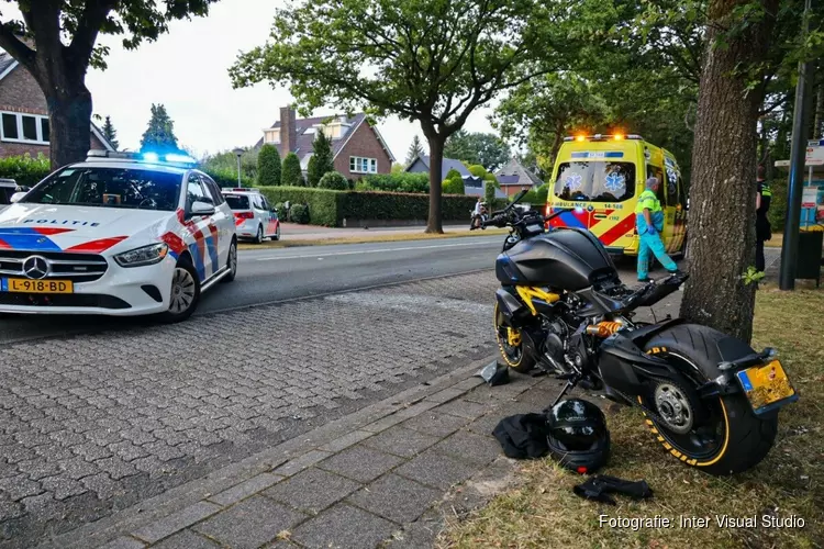 Motorrijder verliest macht over het stuur in Huizen