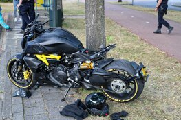 Motorrijder verliest macht over het stuur in Huizen
