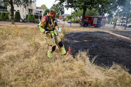 Kinderen steken 200 vierkante meter gras en heide in brand in Huizen