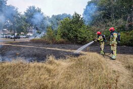 Kinderen steken 200 vierkante meter gras en heide in brand in Huizen
