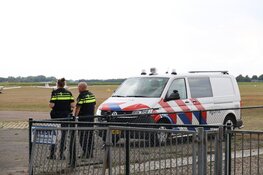 Vliegtuigje maakt noodlanding in Hilversum, inzittenden ongedeerd