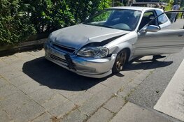 Politieauto slaat over de kop tijdens spoedrit in Eemnes