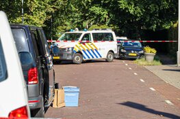 Autobedrijf in Naarden beschoten